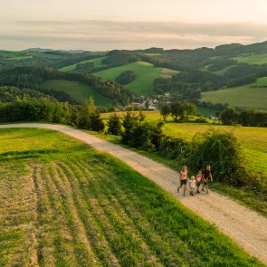 Eltern und zwei Kinder wandern am Rosalia Rundwanderweg am Waldesrand