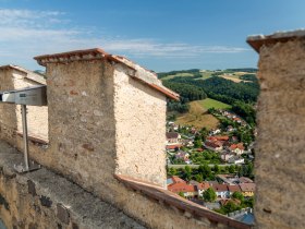 Blickplatz Feuerturm Burgruine, © Wiener Alpen, Foto: Franz Zwickl