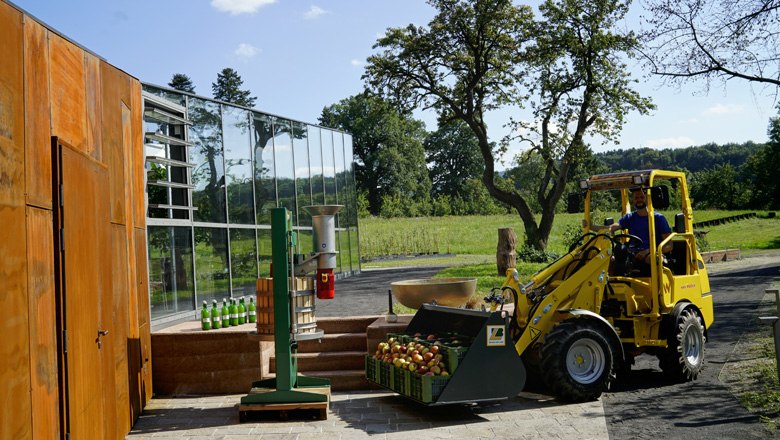 Silent Farming: Innovativer Elektro-Hoftrac auf Gut Guntrams, © Stefan M. Gergely