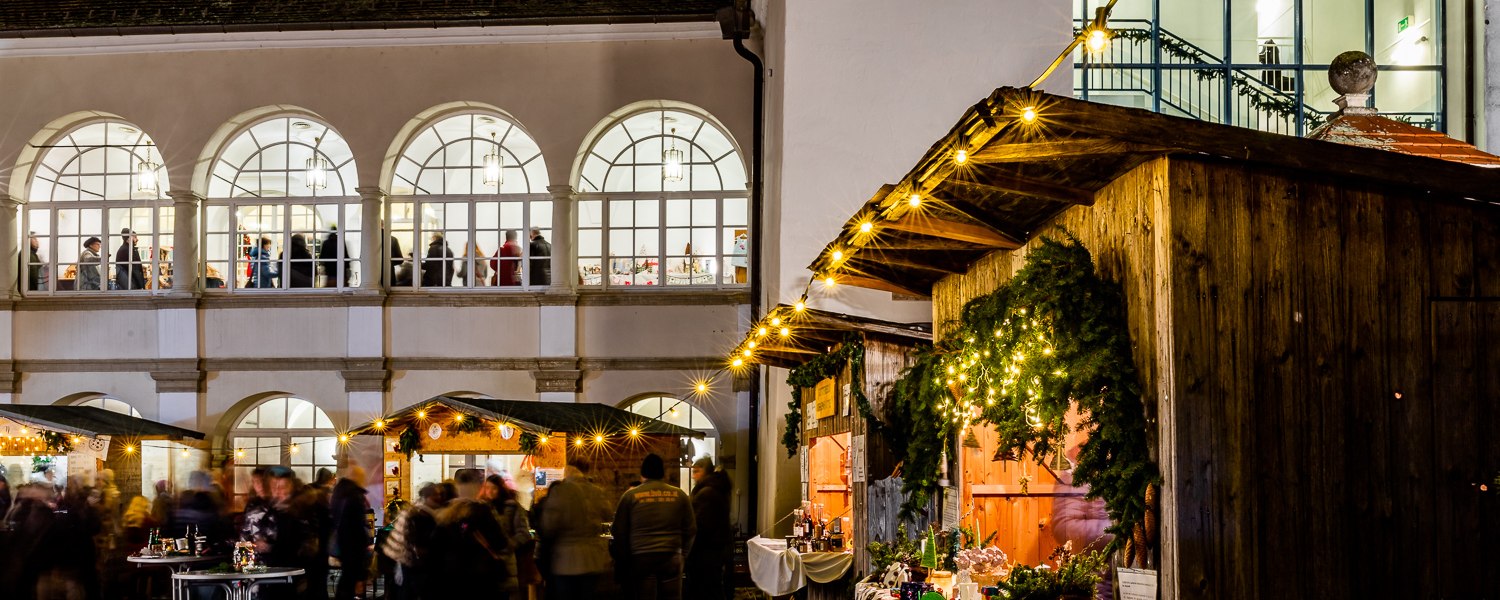 Weihnachtsmarkt im Hof vom Schloss Katzelsdorf, © Wiener Alpen, Christian Kremsl