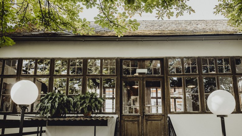 Preisgekrönter Gastgarten mit Kunst-Ausstellungen, © Niederösterreich Werbung/Sophie Menegaldo