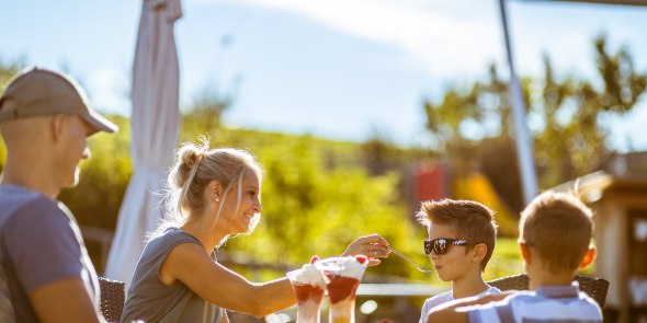 Familie isst gemeinsam Eis