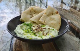 Frischer Pizzateig mit Aufstrich zum Dippen, © das Turmcafé - Gemeinde Schwarzenbach